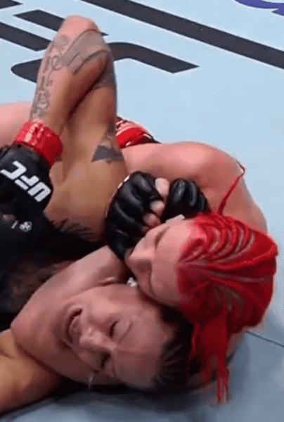 UFC: Peleadora aplica llave mataleón y deja inconsciente a su rival
