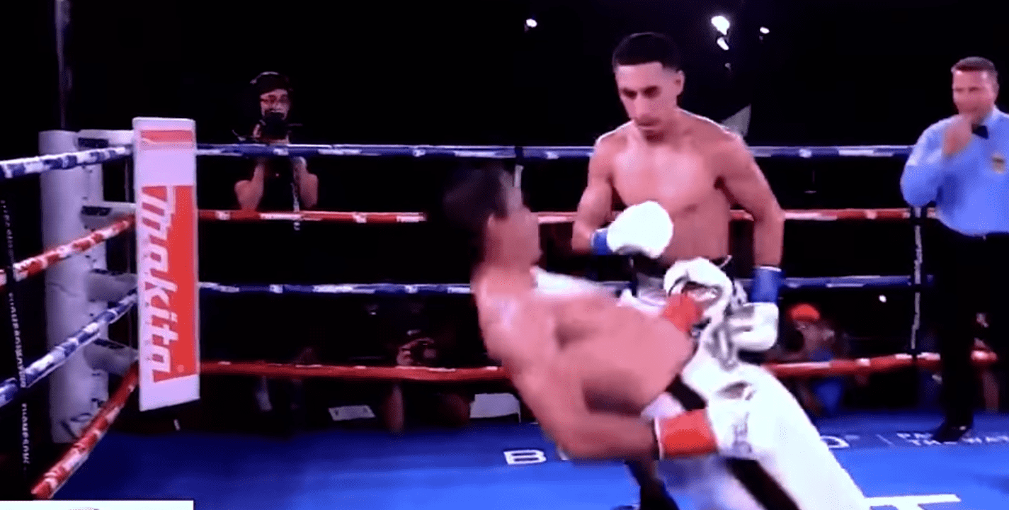 VIDEO | Boxeador finge saludar a su rival y lo noquea