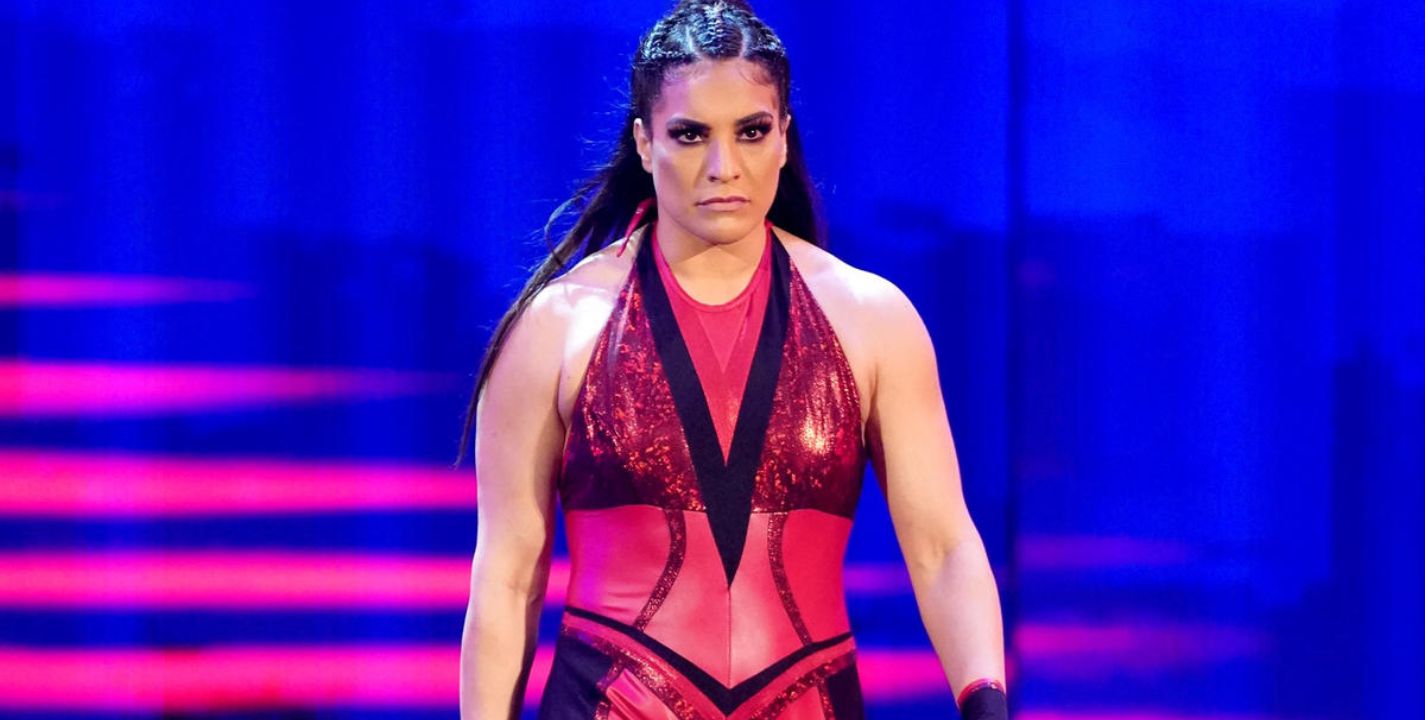 WWE: Luchadora Raquel Rodríguez pide una cerveza en pleno combate