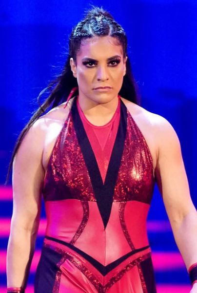 WWE: Luchadora Raquel Rodríguez pide una cerveza en pleno combate