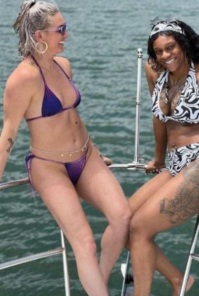 Las boxeadoras Mikaela Mayer y Shae Jones forman dupla de belleza y poder, posando en bikini